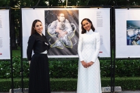 Á hậu Vũ Hoàng My rạng rỡ dự Triển lãm ảnh Báo chí thế giới, gặp gỡ Tổng lãnh sự quán Hà Lan