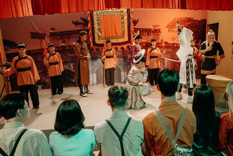 'Thử thách trốn thoát': Hari Won, Trương Quỳnh Anh diện áo dài thanh lịch, hóa cô ba Sài Gòn, lần đầu trực tiếp vào rạp hát xem cải lương