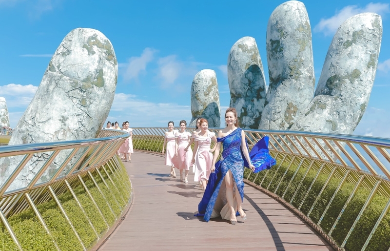 Dàn thí sinh 'Nữ hoàng doanh nhân đất Việt' khoe sắc trên Cầu vàng Bà Nà Hills