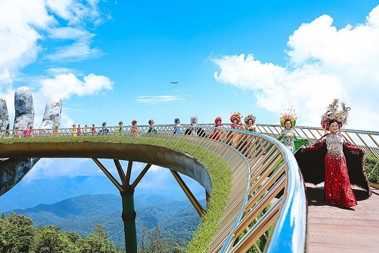 Dàn thí sinh 'Nữ hoàng doanh nhân đất Việt' khoe sắc trên Cầu vàng Bà Nà Hills