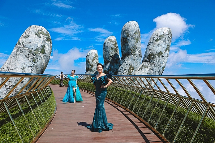Dàn thí sinh 'Nữ hoàng doanh nhân đất Việt' khoe sắc trên Cầu vàng Bà Nà Hills