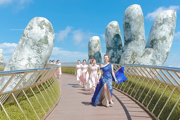 Dàn thí sinh 'Nữ hoàng doanh nhân đất Việt' khoe sắc trên Cầu vàng Bà Nà Hills