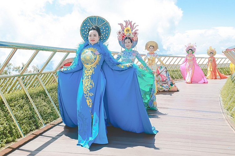 Dàn thí sinh 'Nữ hoàng doanh nhân đất Việt' khoe sắc trên Cầu vàng Bà Nà Hills
