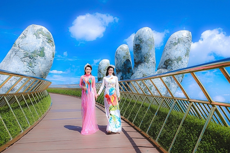 Giám khảo - Hoa hậu Ngọc Anh và Á hậu Xuân Tâm luôn nhiệt tình góp ý cho thí sinh để hoàn thành phần thi tốt hơn