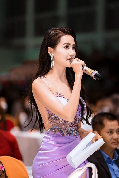 Hoa hậu Phan Thị Mơ tiết lộ nỗi vất vả sau ánh hào quang