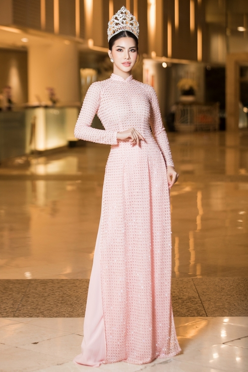 Hoa hậu Loan Vương mặc áo dài đơn giản, nền nã vẫn lấn át dàn người đẹp quốc tế