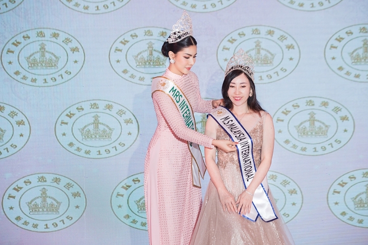 Hoa hậu Loan Vương mặc áo dài đơn giản, nền nã vẫn lấn át dàn người đẹp quốc tế