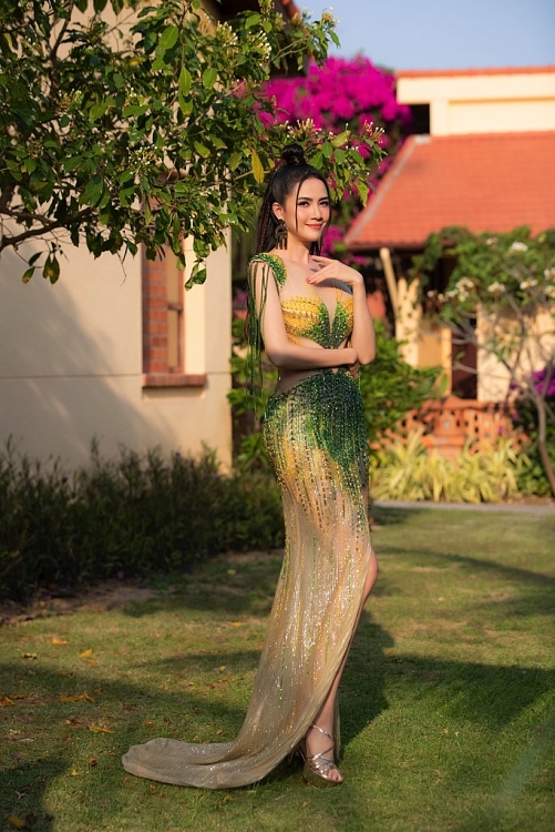 Gửi thông điệp nhân ngày 8/3, Hoa hậu Phan Thị Mơ xuất hiện nổi bật với đầm đính đá gợi cảm