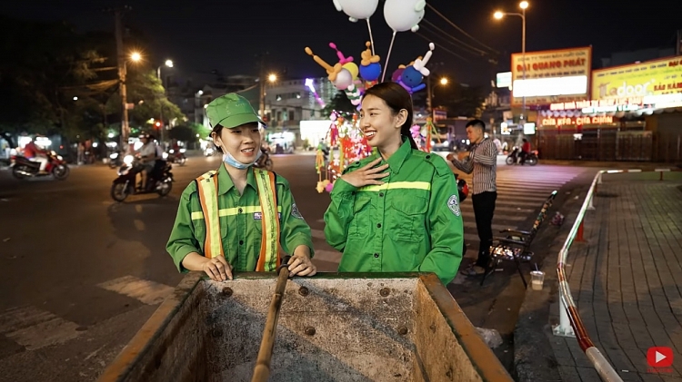 Hoa hậu Thùy Tiên truyền cảm hứng tự hào cho các bạn trẻ có mẹ làm nhân viên môi trường
