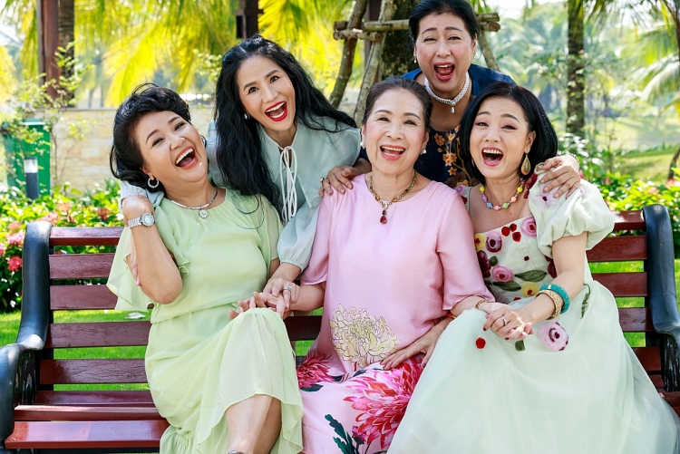 'Mẹ chồng quốc dân' Ngân Quỳnh trẻ trung, năng động trong phim chiếu Tiktok