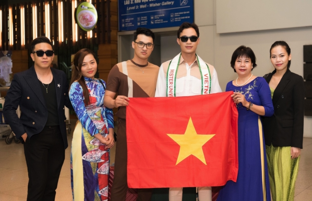 Huỳnh Võ Hoàng Sơn mang 70kg hành lý thi 'Mister Universe Tourism'