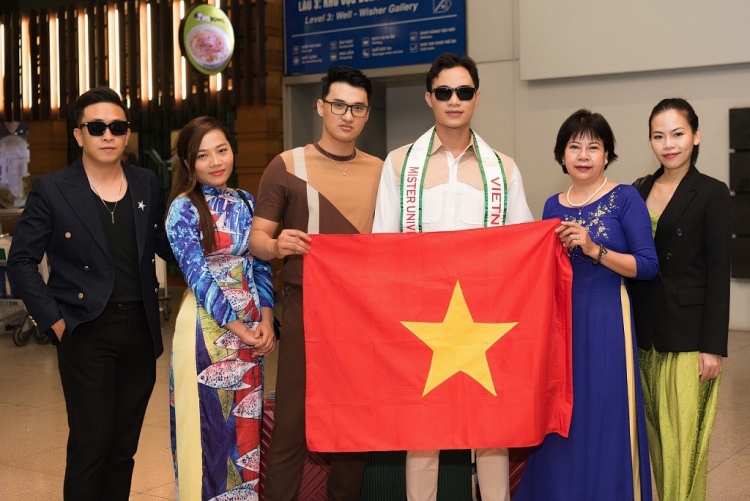 Huỳnh Võ Hoàng Sơn mang 70kg hành lý thi 'Mister Universe Tourism'
