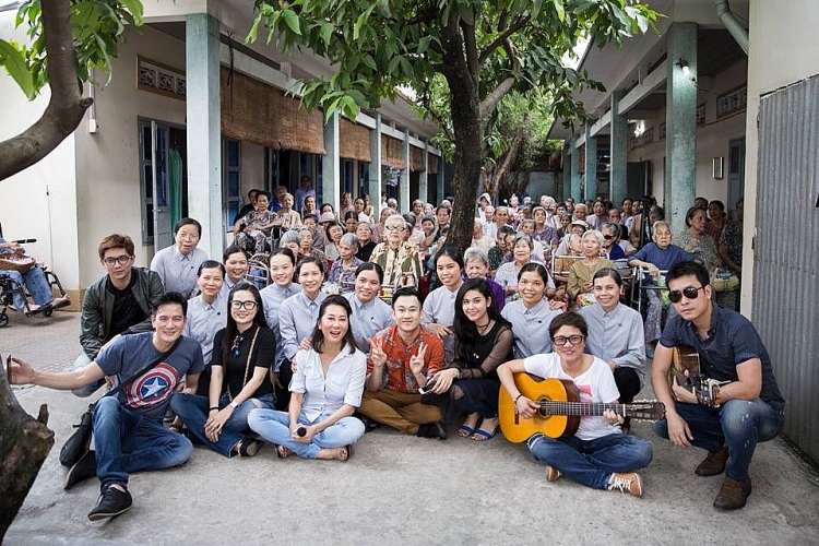 Hoàng Nhung mơ ước mở trung tâm nghệ thuật tại quê hương để nâng đỡ ca sĩ trẻ yêu nghề