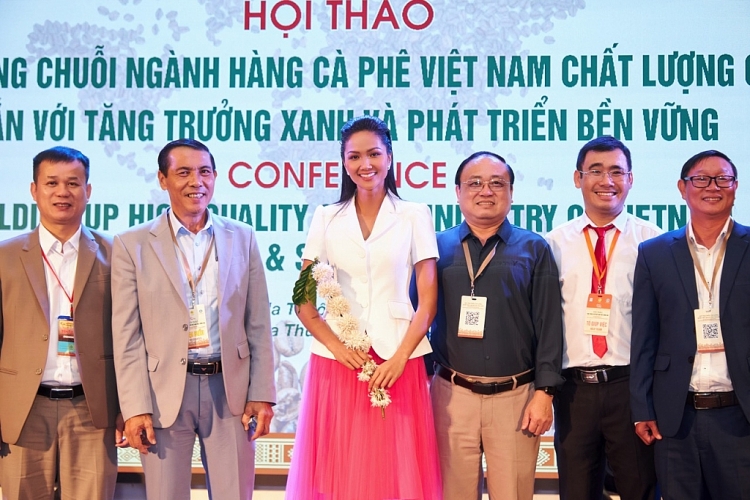 Hoa hậu H'Hen Niê tôn vinh vải thổ cẩm, quảng bá cà phê và tình yêu quê hương Đắk Lắk