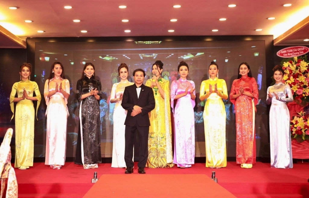 Dàn nghệ sĩ chúc mừng các 'Hoa khôi doanh nhân Việt Nam 2023'