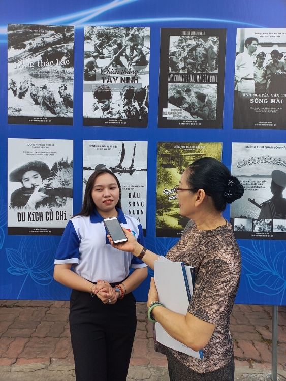 Triển lãm 'Dấu ấn 70 năm Điện ảnh Cách mạng Việt Nam' lần đầu tiên được phối hợp thực hiện tại một trường đại học ở TP. HCM