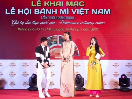 Hoa hậu H'Hen Niê diện áo dài vải bố, xuất hiện nổi bật tại 'Lễ hội bánh mì'