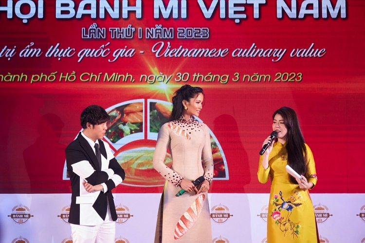 Hoa hậu H'Hen Niê diện áo dài vải bố, xuất hiện nổi bật tại 'Lễ hội bánh mì'