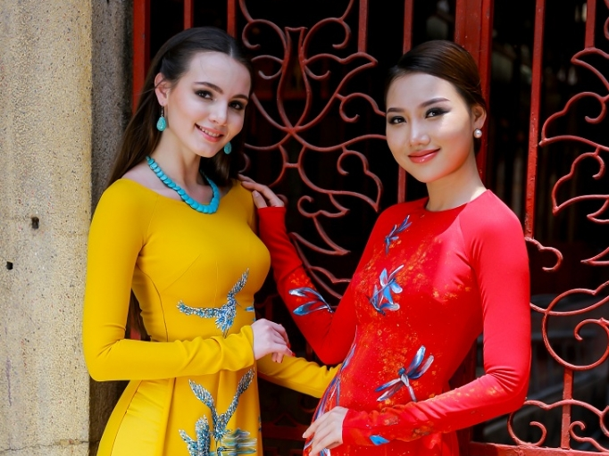 Hoàng Thu Thảo mang tình yêu áo dài đến với 'Hoa hậu Đại sứ Du lịch Thế giới'