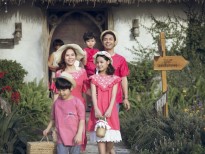 Gia đình MC Phan Anh rạng rỡ sắc hồng trong khu vườn cổ tích