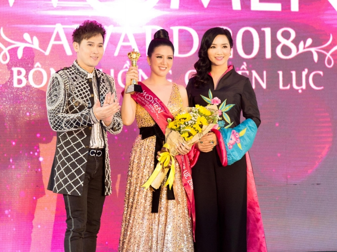 Hoa hậu – Ca sĩ Đinh Hiền Anh được vinh danh ở giải thưởng 'Bông hồng quyền lực 2018'