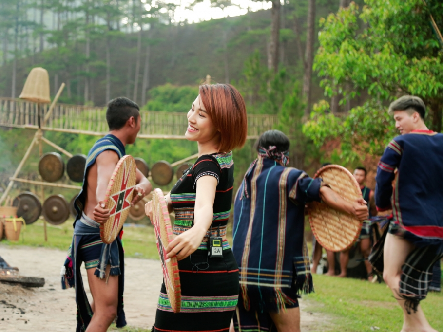 Hoàng Oanh, Huỳnh Anh, Quang Bảo hóa người dân Tây Nguyên nhảy múa cồng chiêng