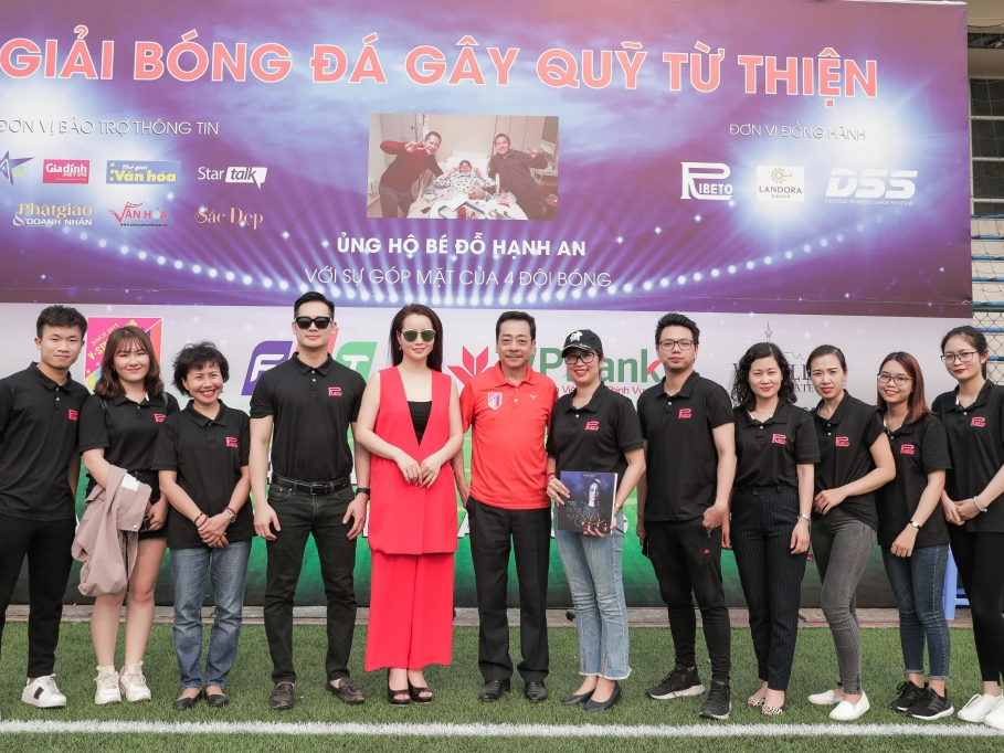 CLB V-Stars và êkip 'Những ngọn nến trong đêm' tổ chức giải bóng đá gây quỹ ủng hộ con gái đạo diễn Đỗ Đức Thành