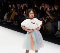 mau nhi 25 tuoi khuay dong san dien vietnam junior fashion week xuan he 2019