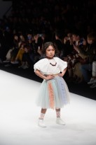 Khánh An làm 'vedette' nhí tại 'Shanghai Fashion Week'