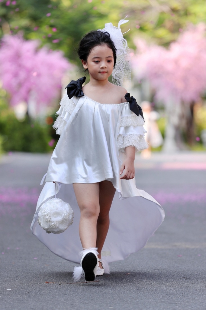 xuan lan cung be tho dien dam trang lam vedette cho van thanh cong