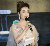 Hoa hậu Jennifer Phạm lộng lẫy khi làm MC
