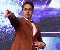 Robert Downey Jr. chào sân với điệu nhảy lạ lùng trong họp báo 'Avengers: Endgame' tại Hàn Quốc
