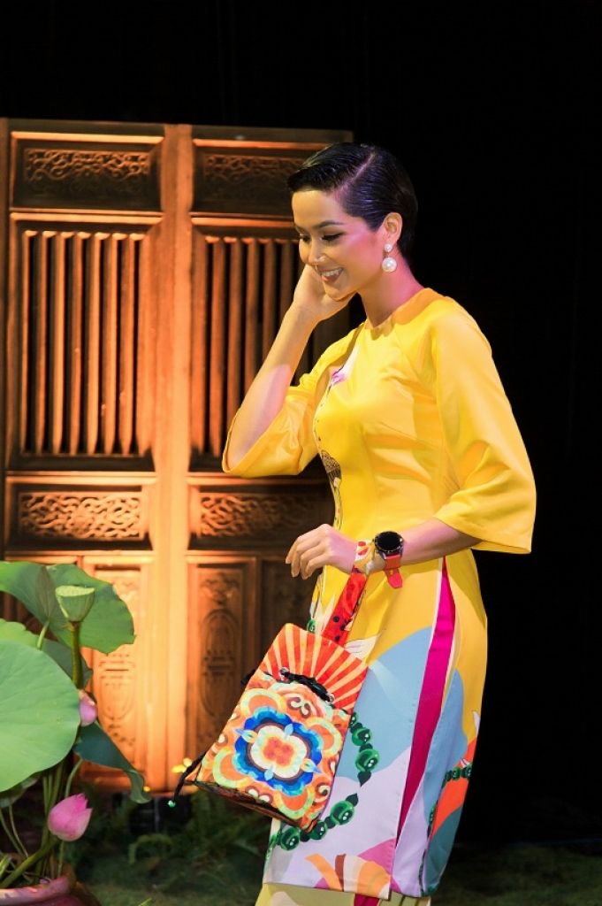 toc tem danh keo ao dai vang hoa sen hoa hau hhen nie noi bat trong su kien thoi trang