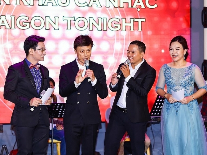 Danh ca Tuấn Ngọc, Phương Dung 'mở hàng' cho sân khấu Saigon Tonight