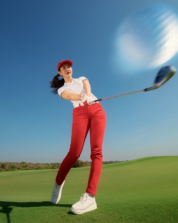 a hoang golf queen hai anh goi y cach mix do cho cac golfer trong thoi tiet giao mua
