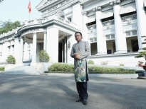 NSND Tạ Minh Tâm diện áo dài lịch lãm bên Bảo tàng thành phố