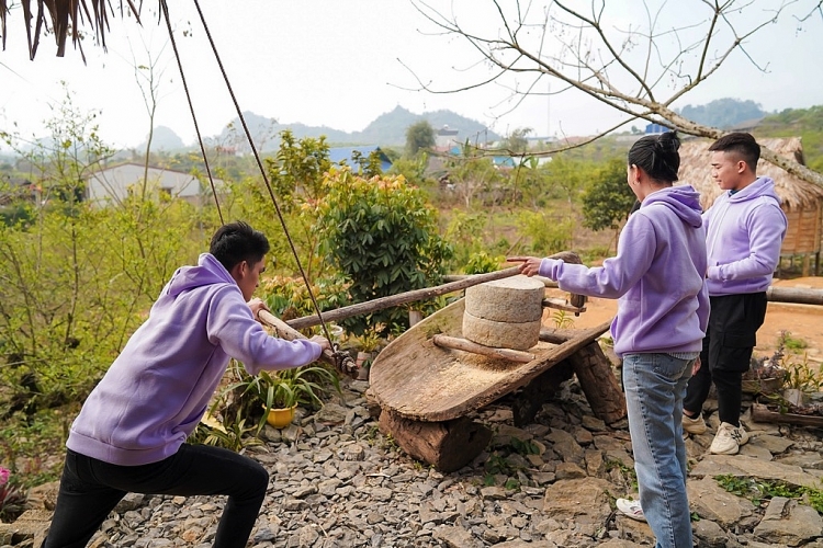 mac van khoa khien do duy nam va tu hao tron mat khi day coi xay da nang 300kg