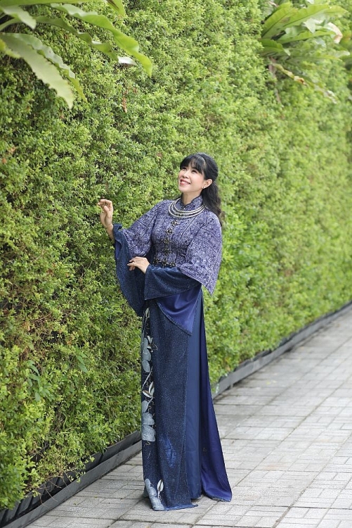 mc quynh hoa hanh phuc khi duoc mac ao dai