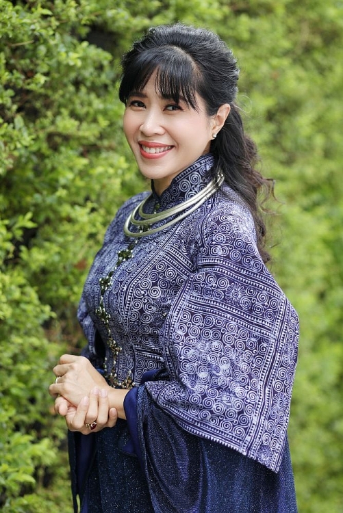 mc quynh hoa hanh phuc khi duoc mac ao dai