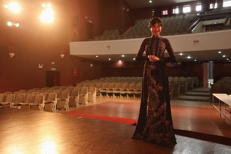 mc quynh hoa hanh phuc khi duoc mac ao dai