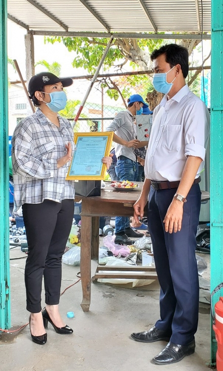 viet huong ve ben tre trao tang 2 may loc nuoc sach cho ba con han man