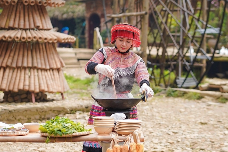 mac van khoa tiet lo tang 3kg do duy nam tang 5kg khi lam mc am thuc ky thu