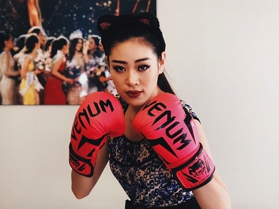 Hoa hậu Khánh Vân diện đồ thun lạnh giá 120 nghìn đồng tập boxing