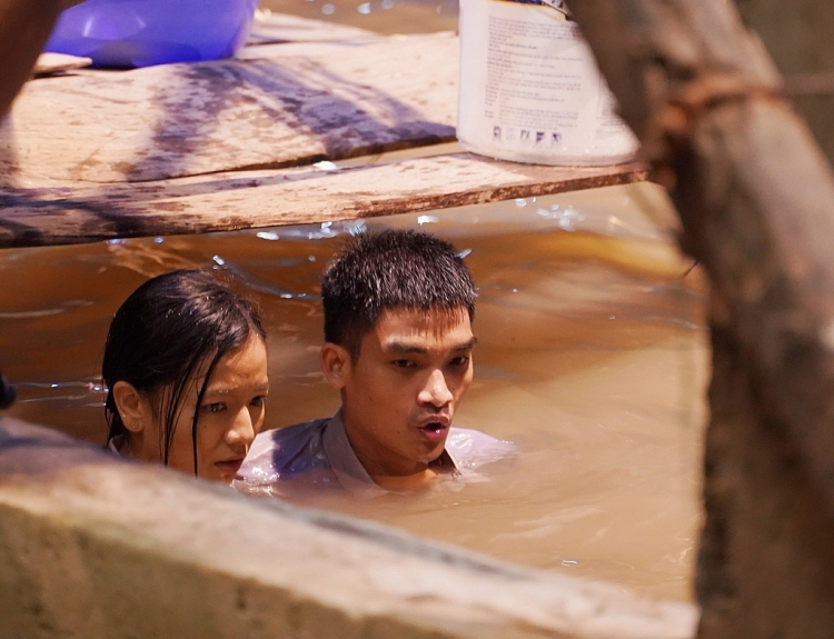 'Lật mặt: 48h': Lê Hạ Anh kiệt sức vì phải ngâm mình dưới nước lạnh 23 độ C từ đêm tới sáng