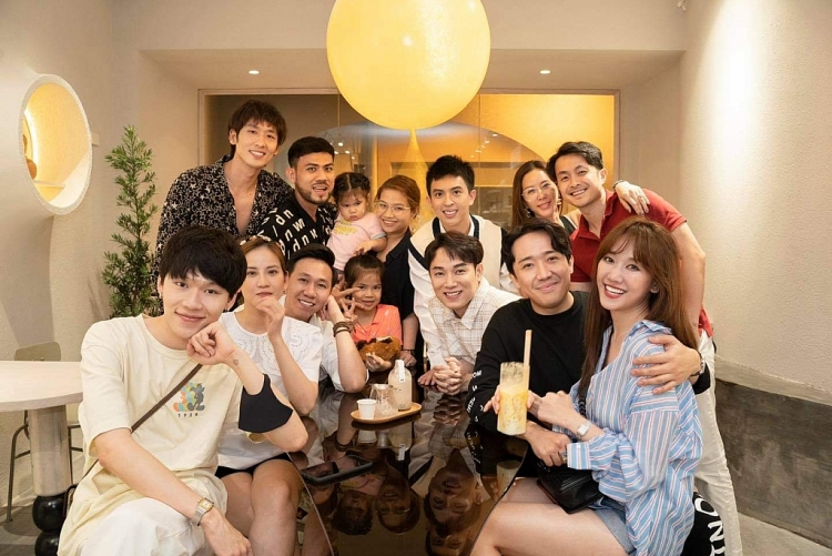 Trấn Thành, Hari Won và hội bạn thân đình đám sống ảo mừng con trai Hoa hậu Thu Hoài khai trương quán mới