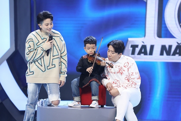 Trấn Thành và Hari Won 'tan chảy' trước cậu bé 6 tuổi chơi violin cực đỉnh