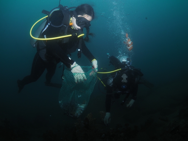 Anh em Hoa hậu nhí Bella Vũ cùng Quán quân 'Cuộc đua kỳ thú' Ngọc Anh lặn biển sâu 15m gom 60kg rác