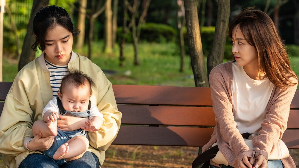Cuộc sống của phận mẹ đơn thân 'ngọc nữ 10x Kim Hyang Gi' trong phim 'Đứa bé'