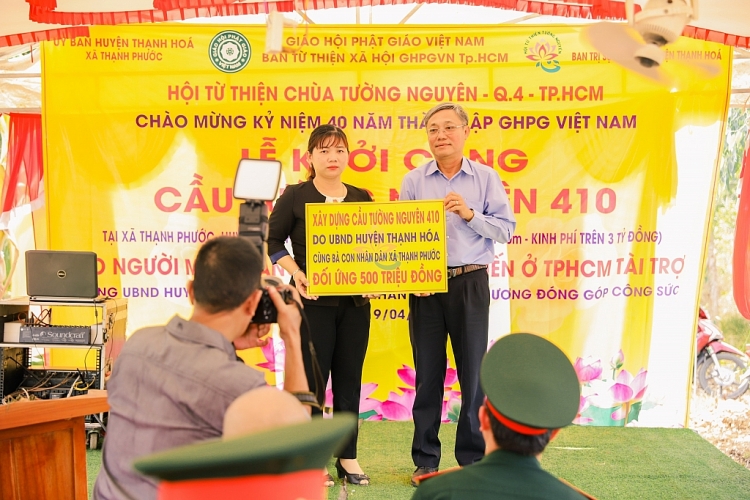 Dược sĩ Tiến xây cầu từ thiện bằng cát-xê của Trang Trần trong 'Hạnh phúc máu'