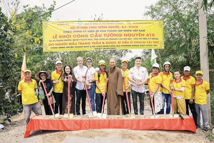 Dược sĩ Tiến xây cầu từ thiện bằng cát-xê của Trang Trần trong 'Hạnh phúc máu'